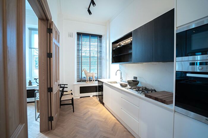2 Bedroom Flat To Rent In Cadogan Square, London, SW1X