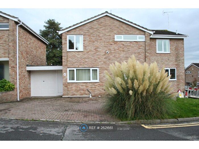 4 Bedroom Detached House To Rent In Harlech Avenue, Caversham, Reading, RG4