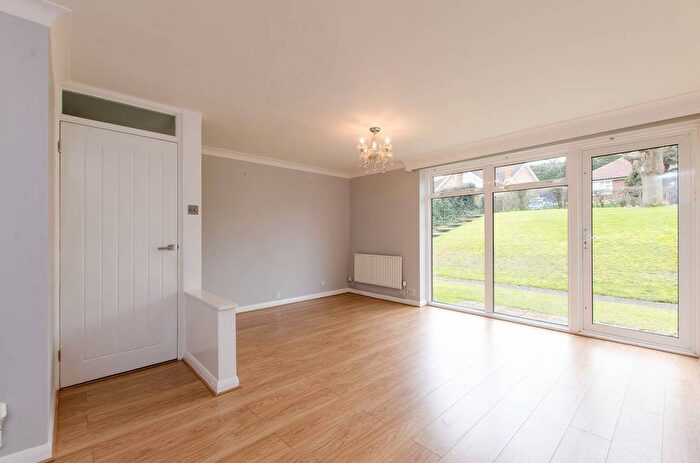 2 Bedroom Maisonette For Sale In Levylsdene, Merrow, Guildford, GU1