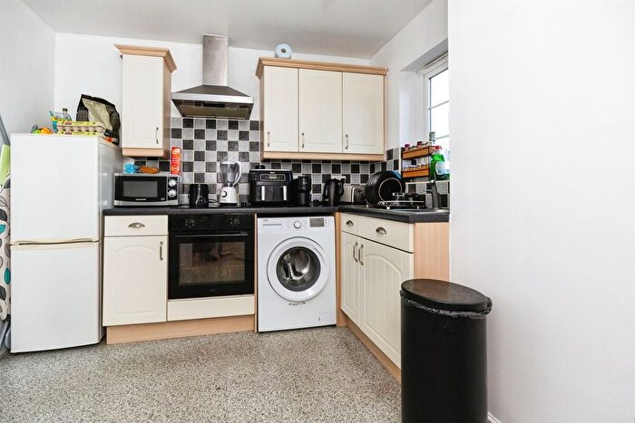 1 Bedroom Flat For Sale In Holt Close, Singleton, Ashford, TN23
