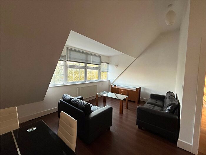2 Bedroom Flat To Rent In Holbrook Court, Stratford, London, E15