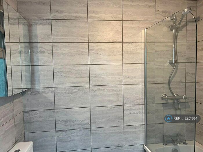 2 Bedroom Flat To Rent In Baron Court, Reading, RG30