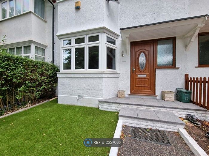 3 Bedroom Flat To Rent In The Ridgeway, London, W3