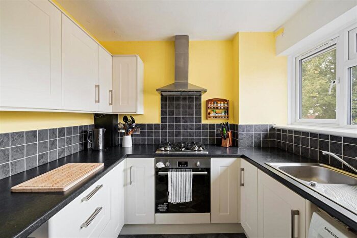 2 Bedroom Apartment For Sale In The Bridle Path, Woodford Green, IG8