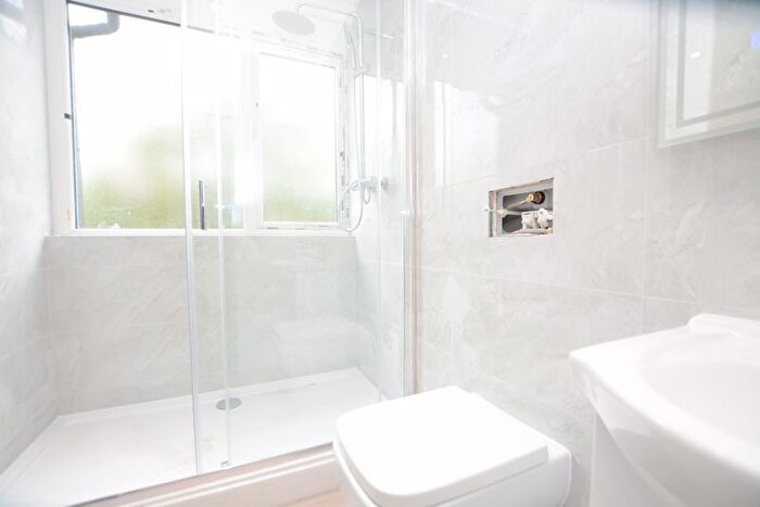 2 Bedroom Flat To Rent In Burkes Parade, Beaconsfield, HP9