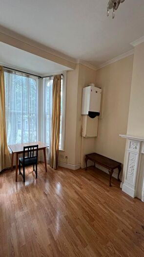 2 Bedroom Flat To Rent In Shepherd's Bush Road, London, W6