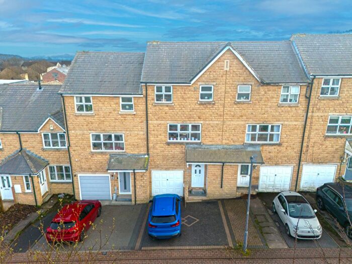 3 Bedroom Town House For Sale In Bittern Court, Bradford, BD6