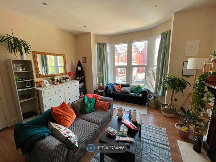 2 Bedroom Flat To Rent In Oakwood Avenue, Leeds, LS8