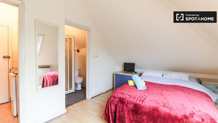 Studio To Rent In Apartment, NW2
