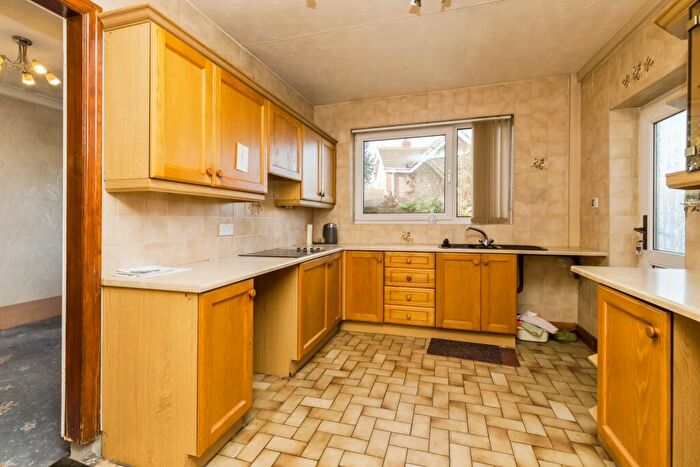 3 Bedroom Semi-Detached House For Sale In Winsor Avenue, Leyland, Lancashire, PR25