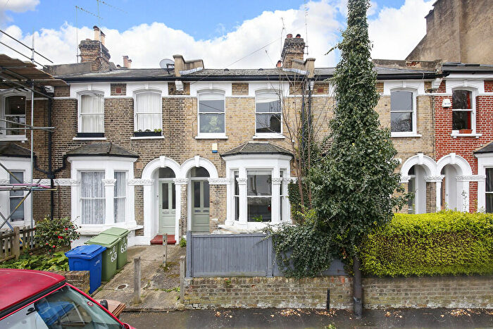 1 Bedroom Apartment To Rent In Graces Road, Camberwell., SE5