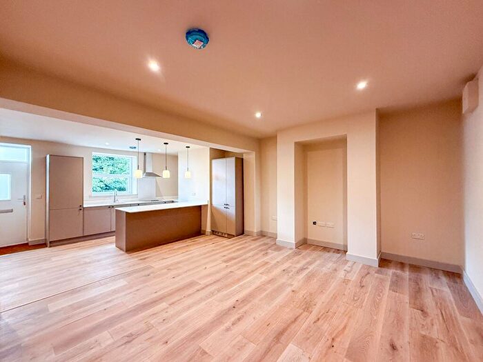 2 Bedroom Maisonette For Sale In Ray Gate, Mount, Huddersfield, HD3