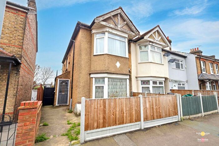 2 Bedroom Maisonette For Sale In Gainsborough Road, Woodford Green, Essex, IG8