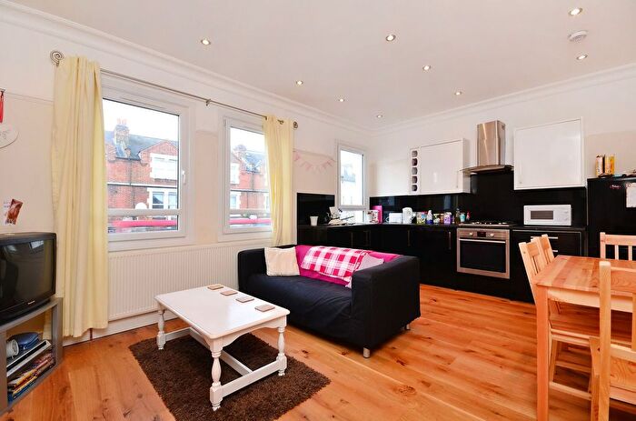 2 Bedroom Flat To Rent In Merton Road, South Wimbledon, London, SW19