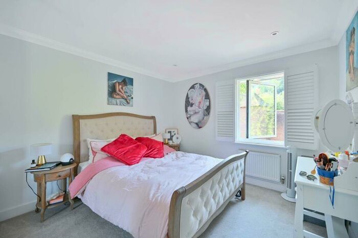 2 Bedroom Maisonette To Rent In High Street, Godalming, GU7