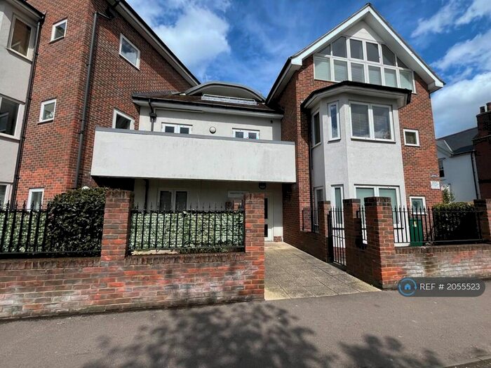 2 Bedroom Flat To Rent In Highland Avenue, Brentwood, CM15