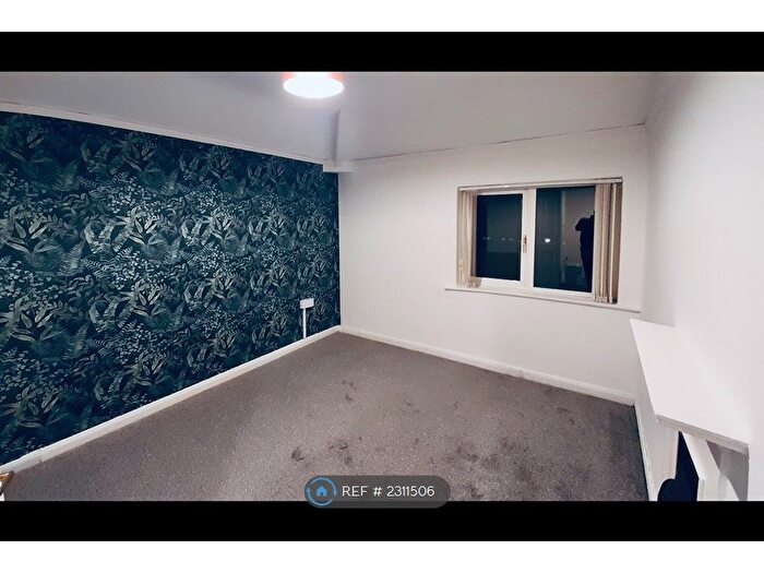 3 Bedroom Semi-Detached House To Rent In Throstle Lane, Leeds, LS10