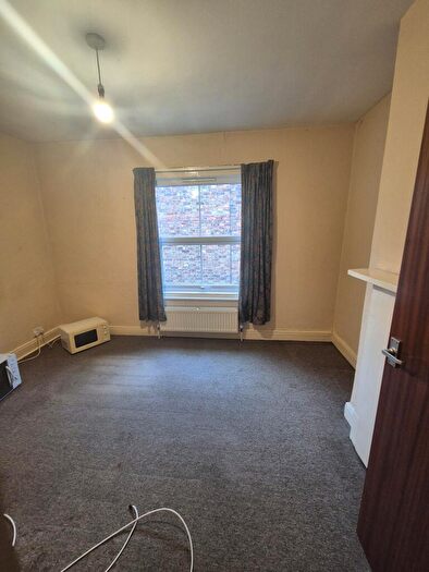 2 Bedroom Flat To Rent In Warwick Avenue, Bedford, MK40