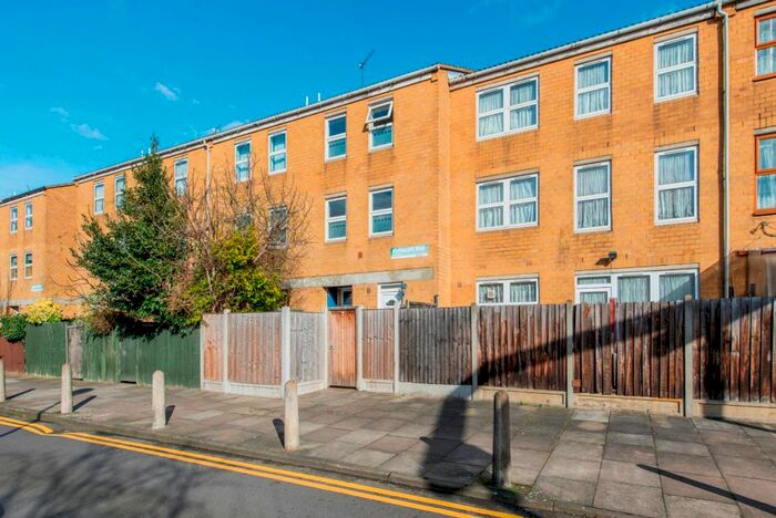 2 Bedroom Town House To Rent In Caldecott Way, London, E5