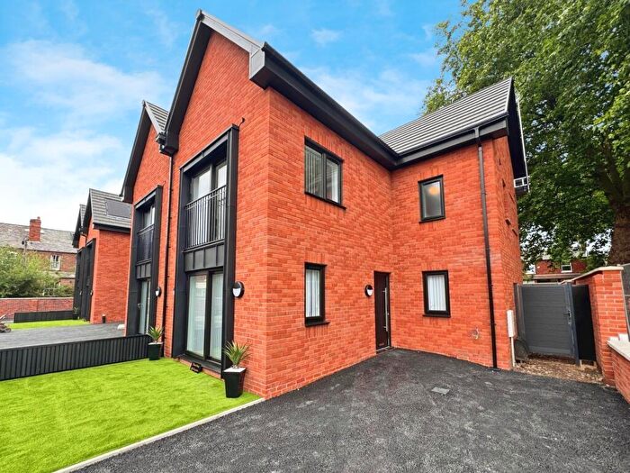 4 Bedroom Semi-Detached House For Sale In Chapel Street, Manchester, M19