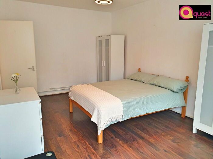 3 Bedroom Flat To Rent In Mile End Road, London, E1