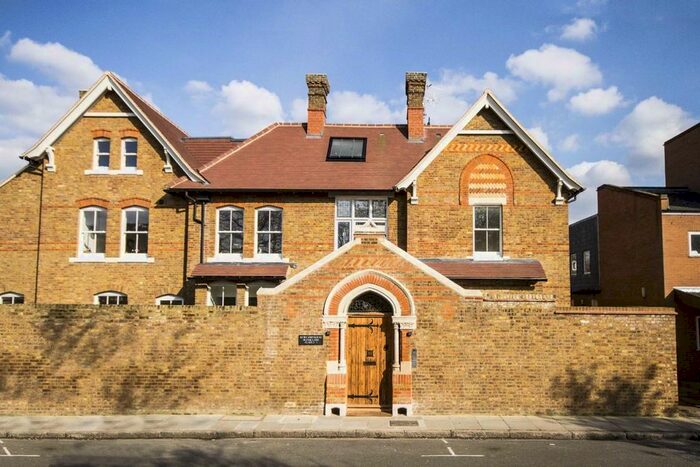 2 Bedroom Flat To Rent In Oak Lane, Twickenham, TW1