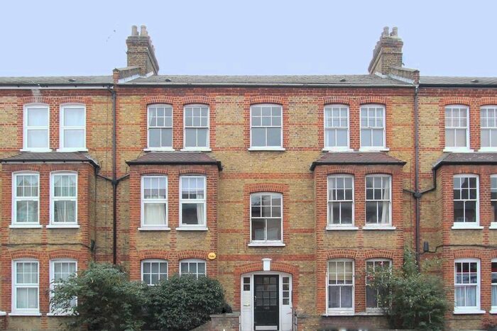 3 Bedroom Flat To Rent In Queenstown Road, London, SW8