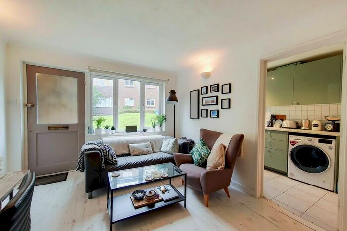 1 Bedroom Maisonette To Rent In Valley Road, Streatham, London, SW16