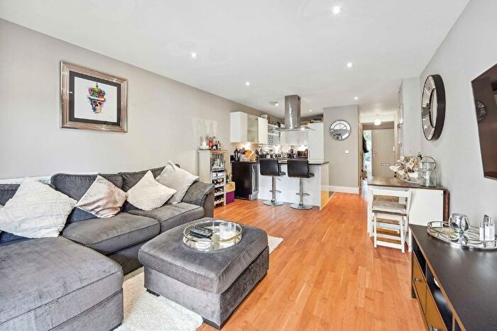 2 Bedroom Flat To Rent In Dragmore Street, London, SW4
