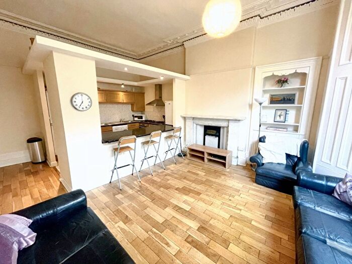 6 Bedroom Flat To Rent In Hmo Hillhead Street, West End, Glasgow, G12