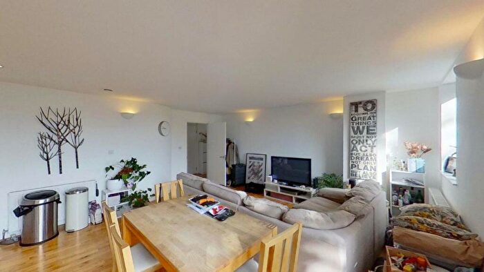 3 Bedroom Flat To Rent In Queensbridge Road, Haggerston, London, E8