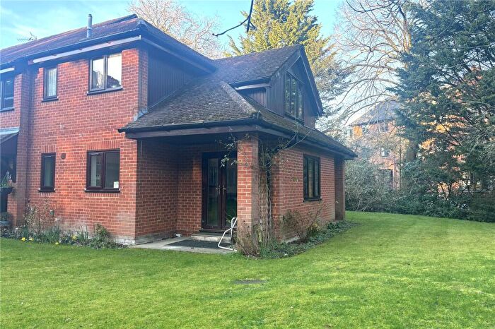 2 Bedroom Flat For Sale In Berry Court, Hook, RG27