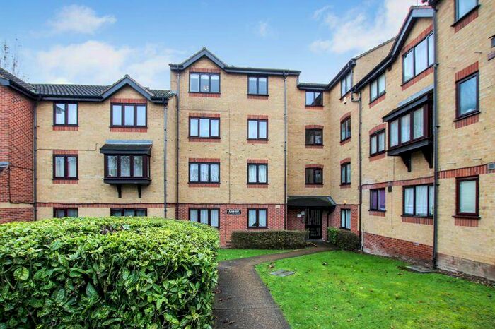 2 Bedroom Flat To Rent In Linnet Way, Purfleet, RM19