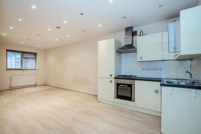 Studio To Rent In Finchley Road, London, NW11