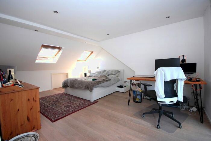 3 Bedroom Maisonette To Rent In Badminton Road, Clapham South, SW12
