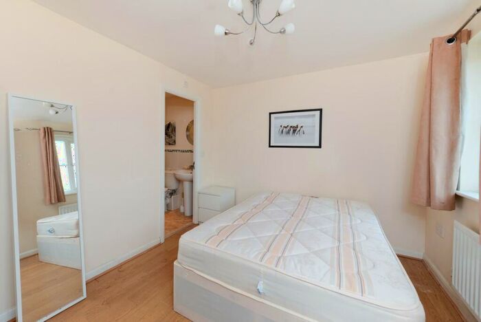 5 Bedroom Town House For Sale In Cunningham Street, Hatfield, AL10