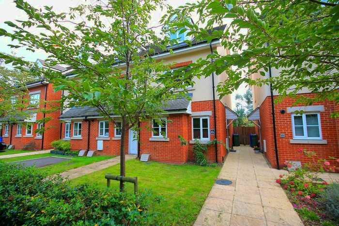 3 Bedroom Semi-Detached House To Rent In Union Street, Farnborough, GU14