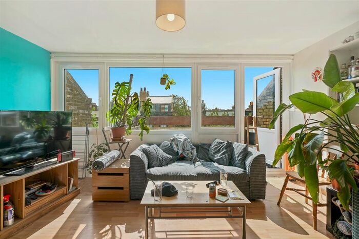 3 Bedroom Maisonette To Rent In Hitchin Square, Bow, E3