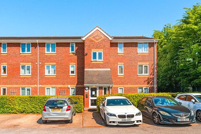 2 Bedroom Flat For Sale In Walpole Road, Slough, SL1