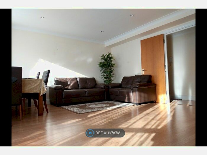 2 Bedroom Flat To Rent In St. James Court, Bromley, BR2