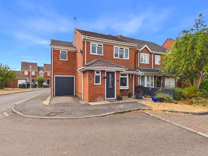 3 Bedroom Detached House For Sale In Lark Vale, Watermead, Aylesbury, HP19