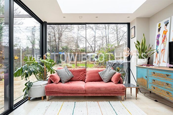 2 Bedroom Flat To Rent In Fairlop Road, Leytonstone, E11