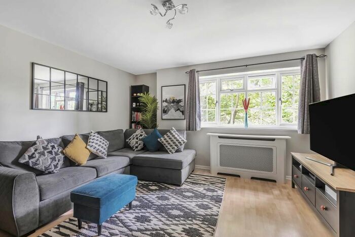 1 Bedroom Flat To Rent In Bagshot, Surrey, GU19