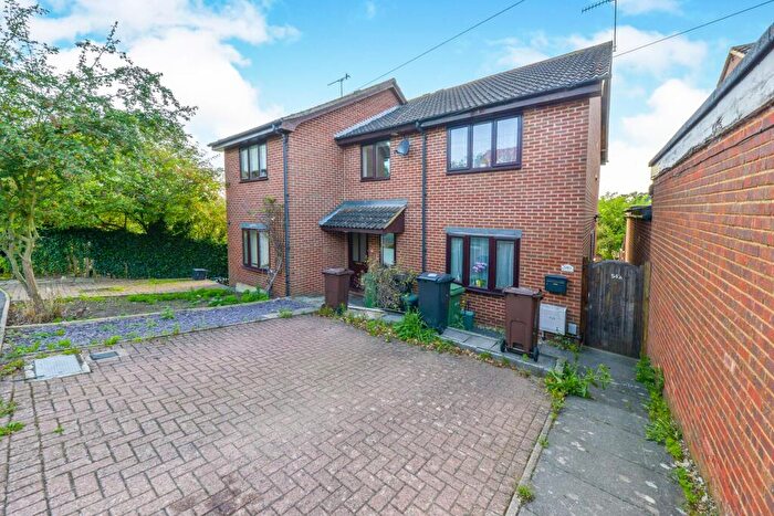 2 Bedroom House To Rent In White Hedge Drive, St. Albans, AL3