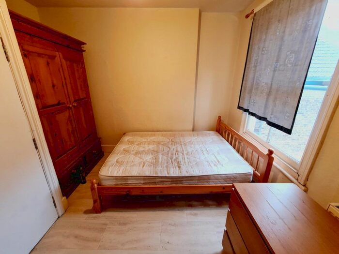Studio To Rent In Hither Green Lane, London SE13