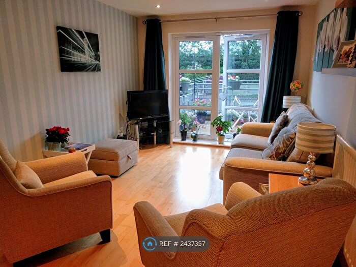 2 Bedroom Flat To Rent In Pembroke House, London, SW4