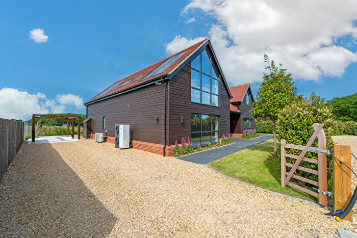 3 Bedroom Detached House For Sale In Wildmoor Sherfield-on-Loddon Hook, Hampshire, RG27