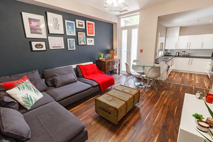 1 Bedroom House To Rent In Halsbury Road, L6
