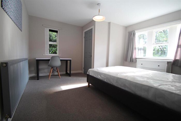 3 Bedroom Flat To Rent In Cliff Road Gardens, Hyde Park, Leeds, West Yorkshire, LS6