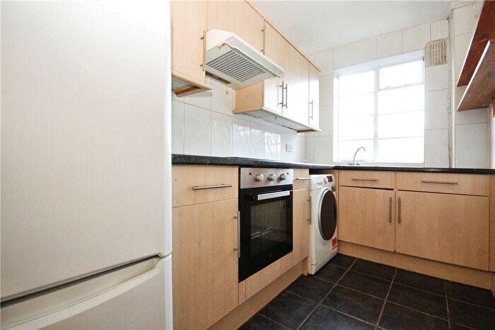 3 Bedroom Flat To Rent In Streatham High Road, London, SW16